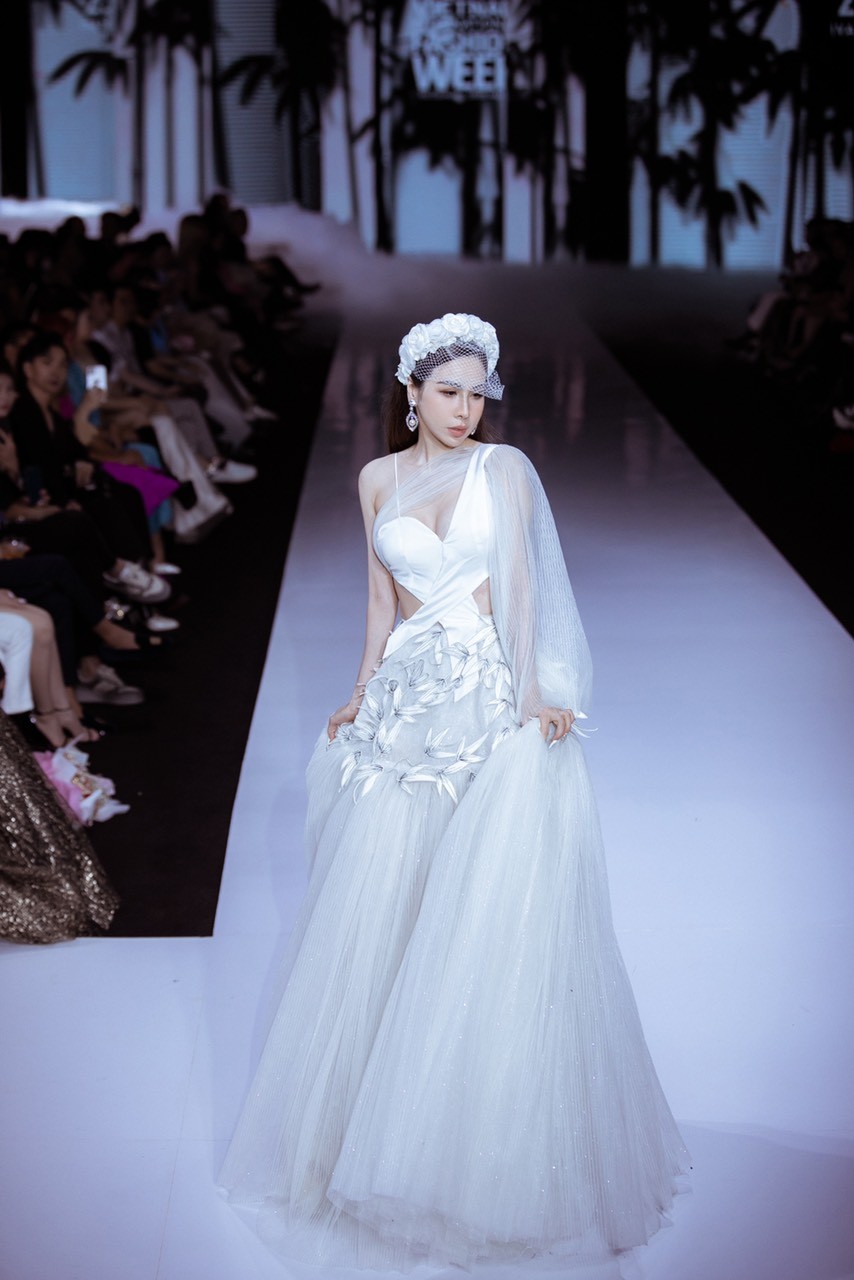 Hoa hậu Hoàng Dung làm vedette tại London Fashion Week 2023