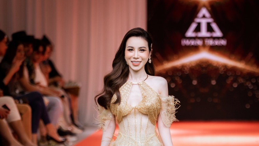 Hoa hậu Hoàng Dung làm vedette tại London Fashion Week 2023