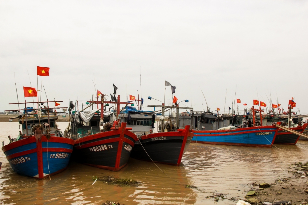 Thanh Hoá: Ngư dân khẩn trương đưa tàu bè lên bờ trước khi bão Yagi đổ bộ