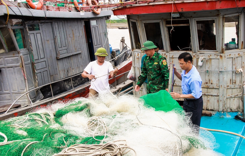 Thanh Hoá: Ngư dân khẩn trương đưa tàu bè lên bờ trước khi bão Yagi đổ bộ