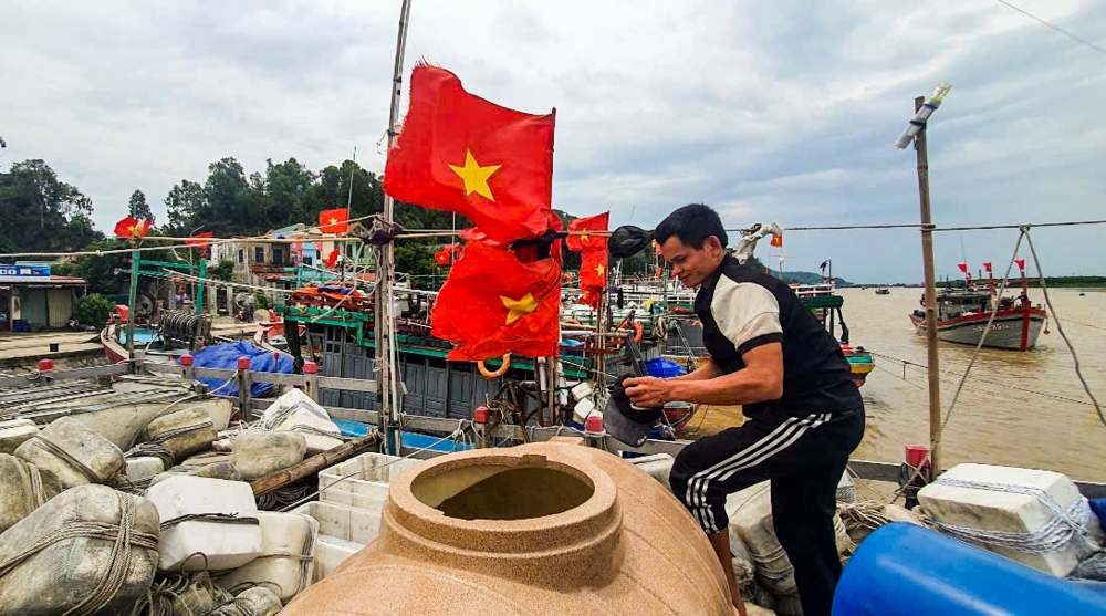 Thanh Hoá: Ngư dân khẩn trương đưa tàu bè lên bờ trước khi bão Yagi đổ bộ