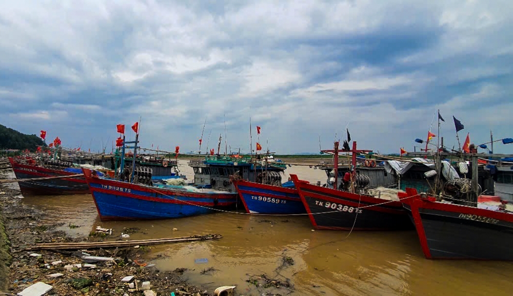 Thanh Hoá: Ngư dân khẩn trương đưa tàu bè lên bờ trước khi bão Yagi đổ bộ