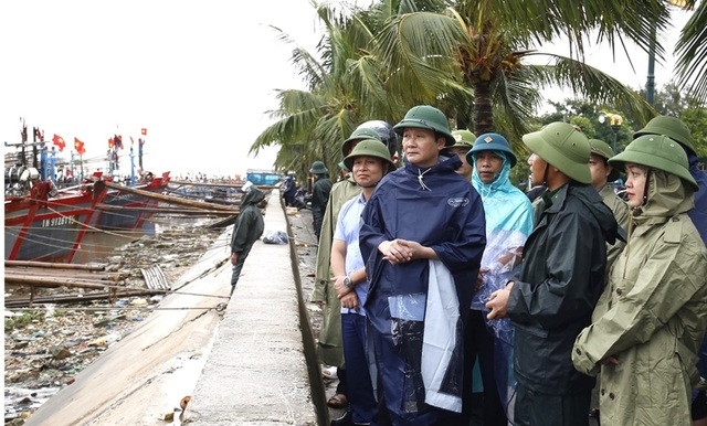 Thanh Hoá: Ngư dân khẩn trương đưa tàu bè lên bờ trước khi bão Yagi đổ bộ