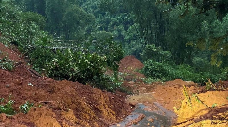 Thanh Hoá: Hàng loạt tuyến đường bị chia cắt do ngập lụt, sạt lở