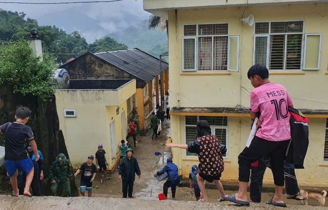 Thanh Hoá: Hàng trăm học sinh lỉnh kỉnh đồ đạc rời trường tránh lũ