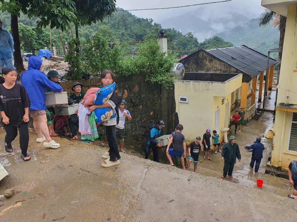 Thanh Hoá: Hàng trăm học sinh lỉnh kỉnh đồ đạc rời trường tránh lũ