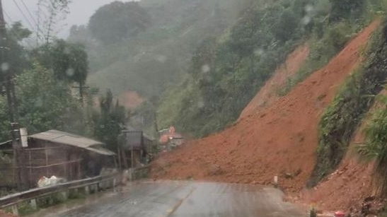 Thanh Hoá: Hàng loạt tuyến đường bị chia cắt do ngập lụt, sạt lở