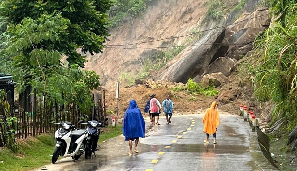 Thanh Hoá: Lực lượng chức năng căng mình hỗ trợ dân ứng phó với mưa lũ