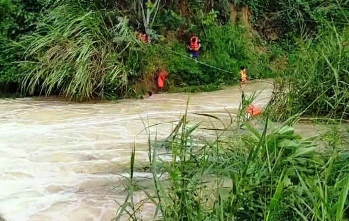 Thanh Hoá: Đưa cháu đi học, người chú bị lũ cuốn trôi tử vong