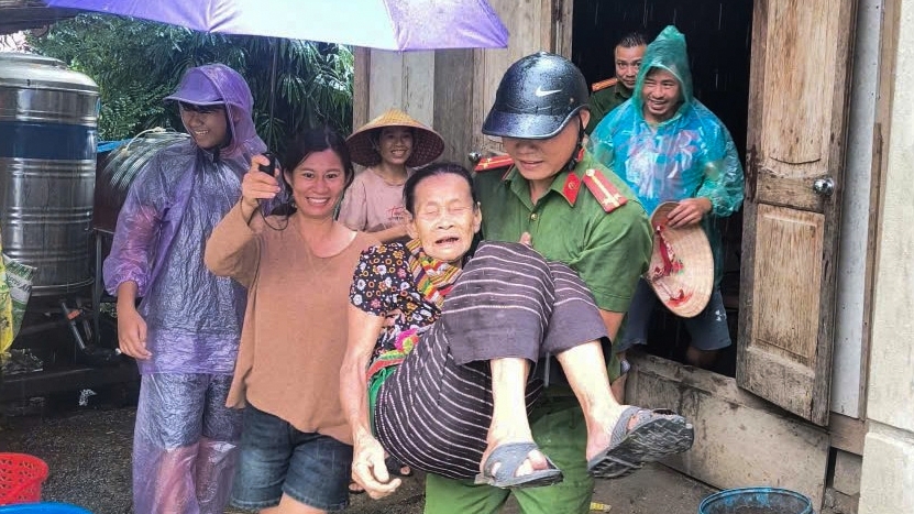 Thanh Hoá: Lực lượng chức năng căng mình hỗ trợ dân ứng phó với mưa lũ