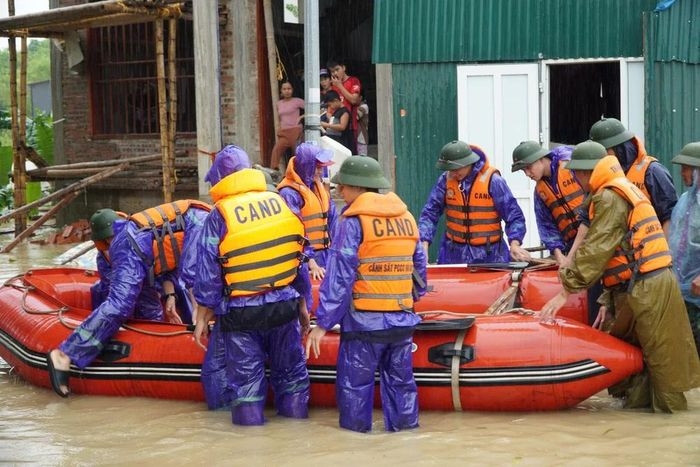 Thanh Hoá: Nước lũ dâng cao cả mét, hàng trăm hộ dân phải di dời khẩn cấp