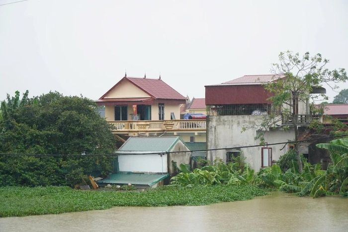 Thanh Hoá: Nước lũ dâng cao cả mét, hàng trăm hộ dân phải di dời khẩn cấp