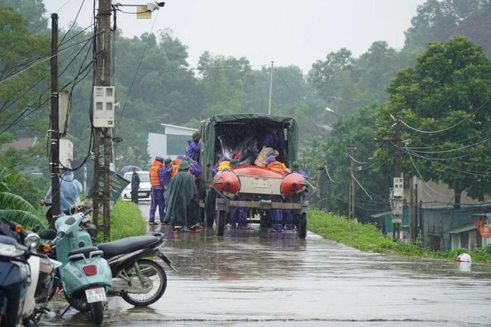 Thanh Hoá: Nước lũ dâng cao cả mét, hàng trăm hộ dân phải di dời khẩn cấp