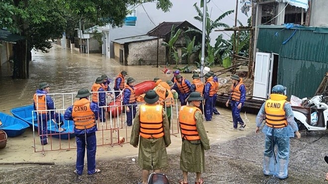 Thanh Hoá: Nước lũ dâng cao cả mét, hàng trăm hộ dân phải di dời khẩn cấp