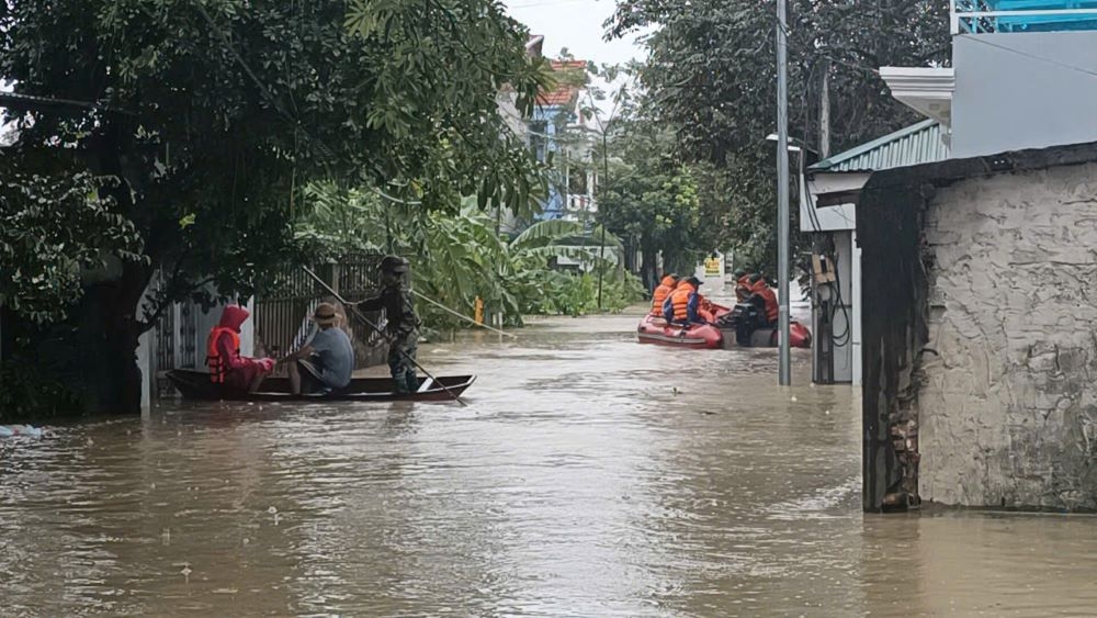 Thanh Hoá: Nước lũ dâng cao cả mét, hàng trăm hộ dân phải di dời khẩn cấp