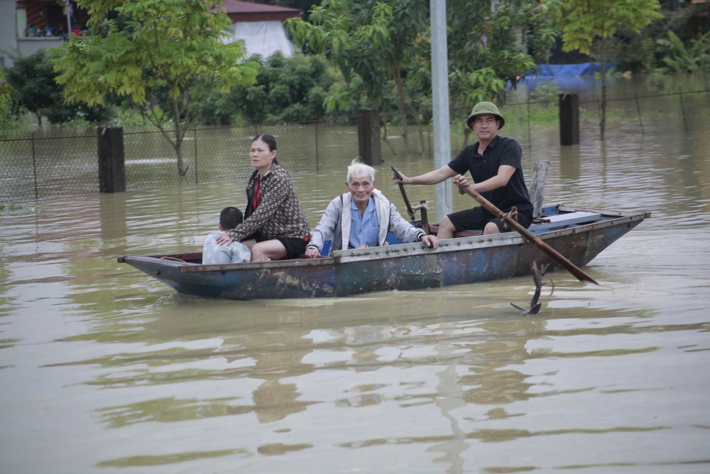 Thanh Hoá: Nước lũ dâng cao cả mét, hàng trăm hộ dân phải di dời khẩn cấp