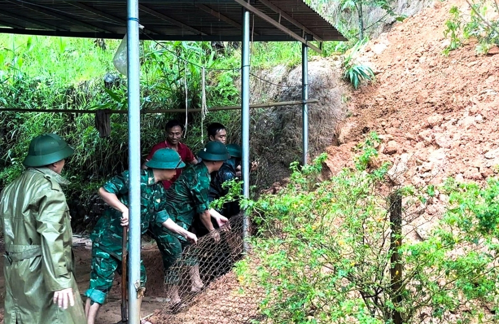 Quan Sơn: Nhanh chóng khắc phục hậu quả mưa lũ, sớm ổn định đời sống người dân