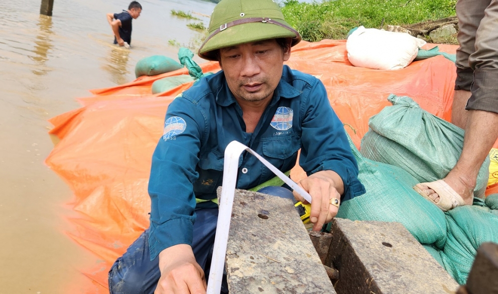 Thanh Hoá: Huy động hàng trăm người khẩn trương xử lý đê sông Mã bị thấm nước