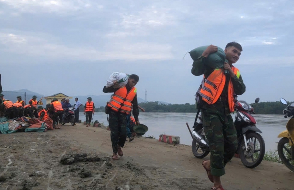 Thanh Hoá: Huy động hàng trăm người khẩn trương xử lý đê sông Mã bị thấm nước