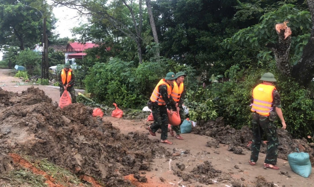 Thanh Hoá: Huy động hàng trăm người khẩn trương xử lý đê sông Mã bị thấm nước