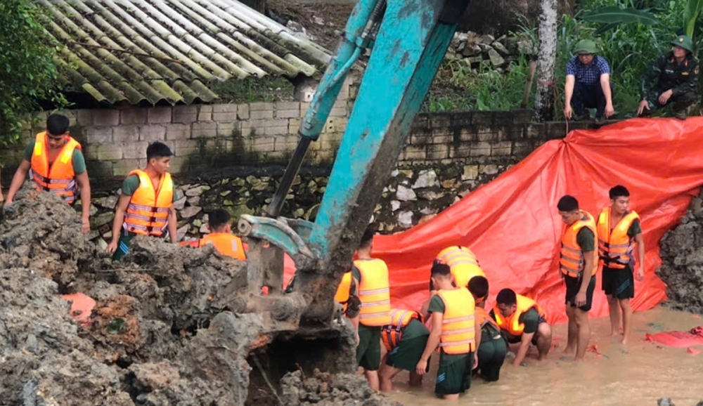 Thanh Hoá: Huy động hàng trăm người khẩn trương xử lý đê sông Mã bị thấm nước