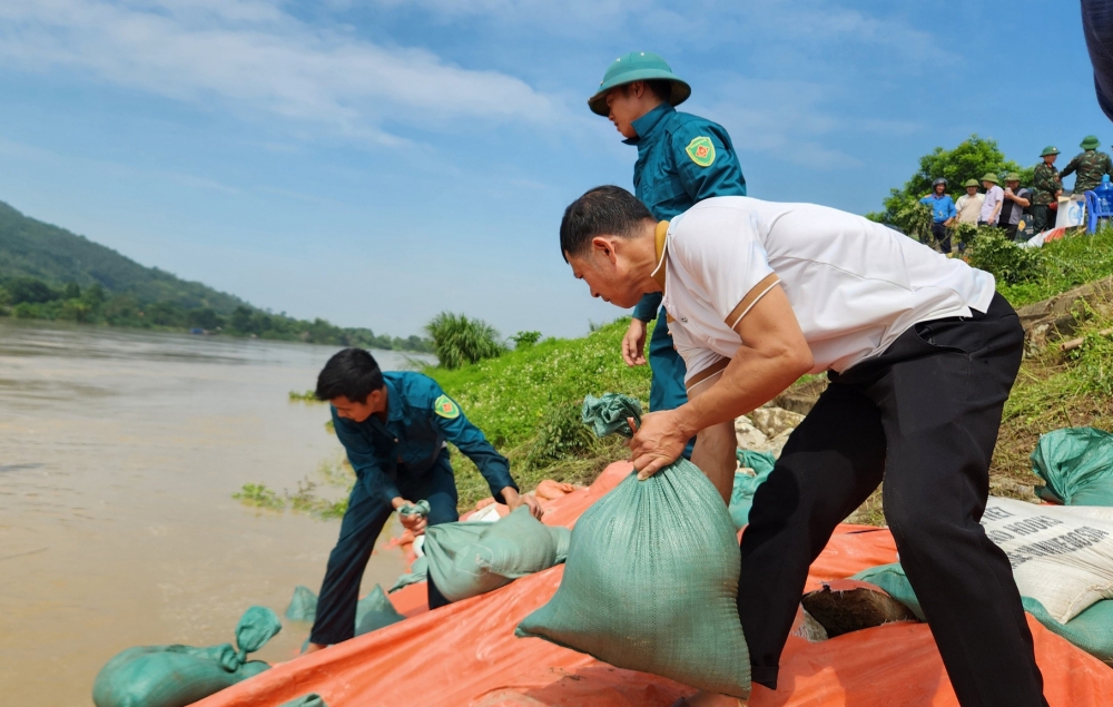 Thanh Hoá: Huy động hàng trăm người khẩn trương xử lý đê sông Mã bị thấm nước