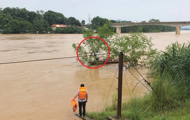 Thanh Hoá: Người đàn ông thoát chết khi bị trượt chân rơi xuống sông Mã