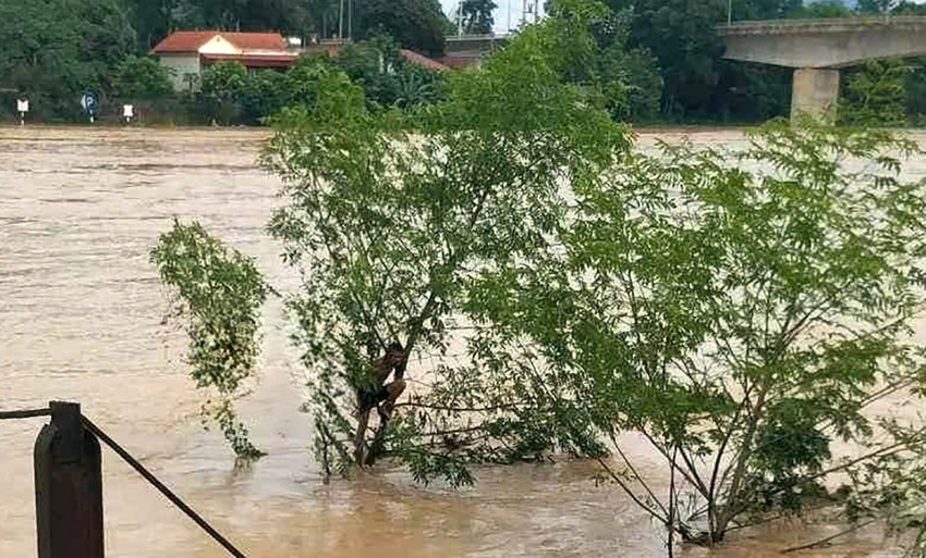 Thanh Hoá: Người đàn ông thoát chết khi bị trượt chân rơi xuống sông Mã