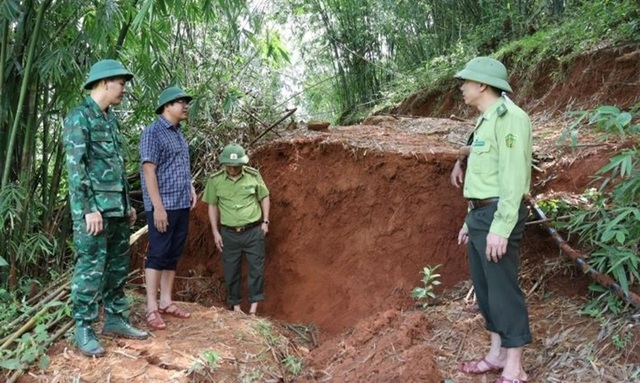 Thanh Hoá: Quả đồi nứt toác, khoảng 220 người phải di dời khẩn cấp