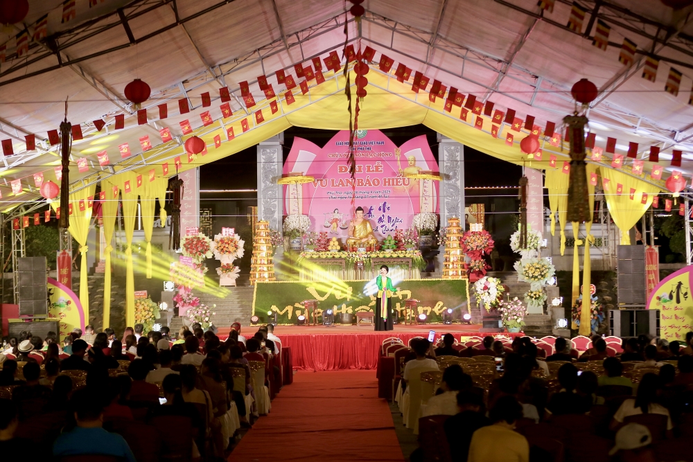 Nhiều người khóc nghẹn, xúc động khi nhắc đến công cha nghĩa mẹ trong lễ Vu Lan