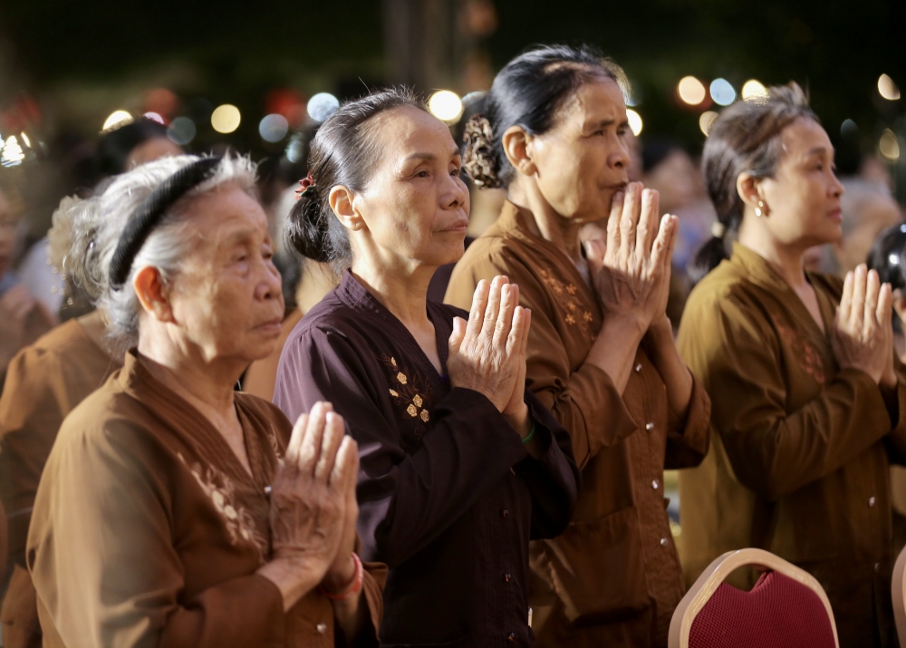 Nhiều người khóc nghẹn, xúc động khi nhắc đến công cha nghĩa mẹ trong lễ Vu Lan