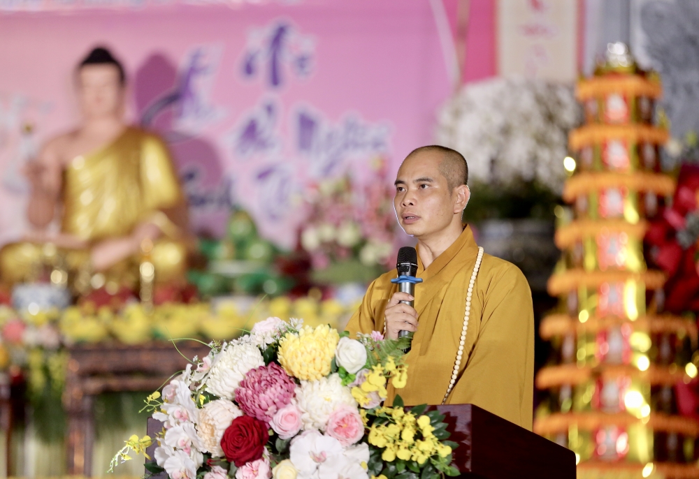 Nhiều người khóc nghẹn, xúc động khi nhắc đến công cha nghĩa mẹ trong lễ Vu Lan