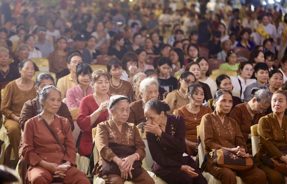 Nhiều người khóc nghẹn, xúc động khi nhắc đến công cha nghĩa mẹ trong lễ Vu Lan