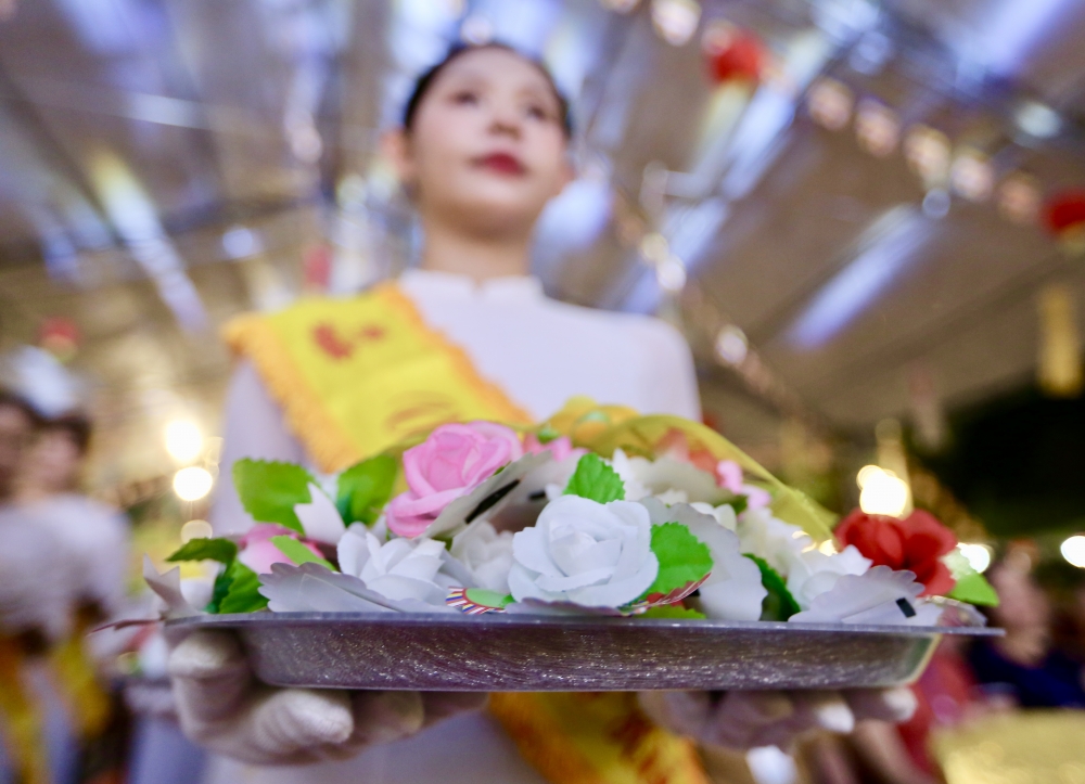 Nhiều người khóc nghẹn, xúc động khi nhắc đến công cha nghĩa mẹ trong lễ Vu Lan