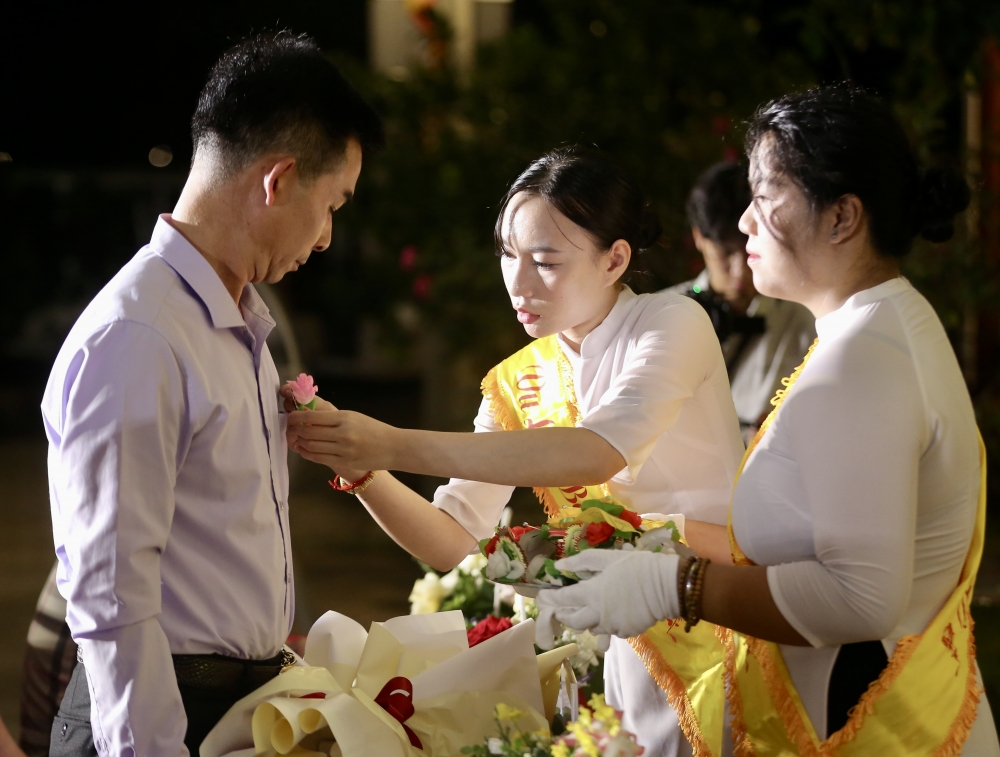 Nhiều người khóc nghẹn, xúc động khi nhắc đến công cha nghĩa mẹ trong lễ Vu Lan