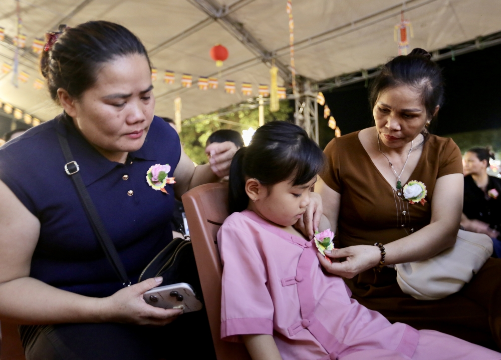 Nhiều người khóc nghẹn, xúc động khi nhắc đến công cha nghĩa mẹ trong lễ Vu Lan