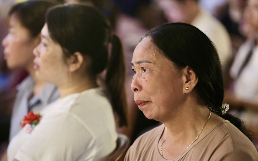 Nhiều người khóc nghẹn, xúc động khi nhắc đến công cha nghĩa mẹ trong lễ Vu Lan