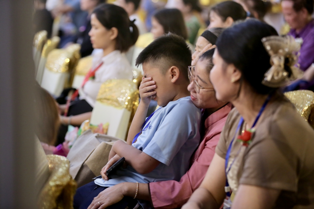 Nhiều người khóc nghẹn, xúc động khi nhắc đến công cha nghĩa mẹ trong lễ Vu Lan