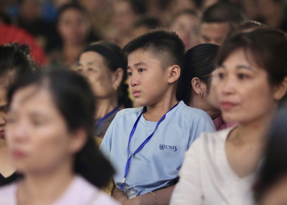 Nhiều người khóc nghẹn, xúc động khi nhắc đến công cha nghĩa mẹ trong lễ Vu Lan