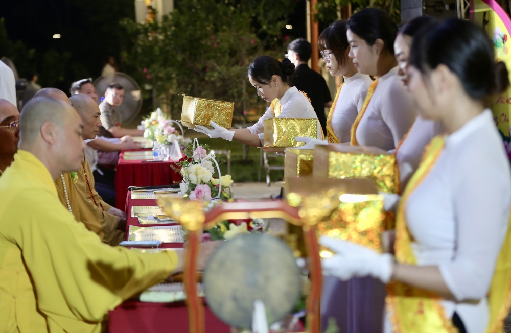 Nhiều người khóc nghẹn, xúc động khi nhắc đến công cha nghĩa mẹ trong lễ Vu Lan