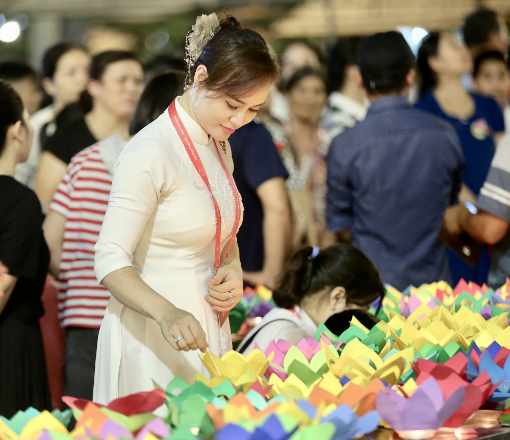 Nhiều người khóc nghẹn, xúc động khi nhắc đến công cha nghĩa mẹ trong lễ Vu Lan