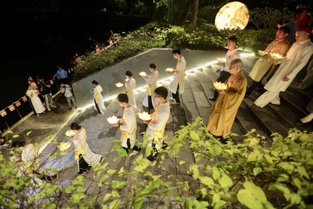 Nhiều người khóc nghẹn, xúc động khi nhắc đến công cha nghĩa mẹ trong lễ Vu Lan