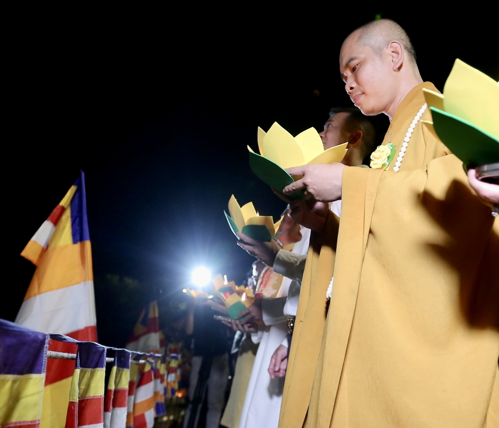 Nhiều người khóc nghẹn, xúc động khi nhắc đến công cha nghĩa mẹ trong lễ Vu Lan