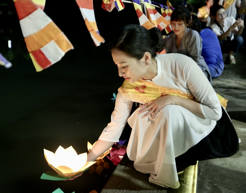 Nhiều người khóc nghẹn, xúc động khi nhắc đến công cha nghĩa mẹ trong lễ Vu Lan