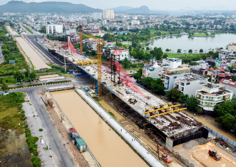 Cầu dây văng hơn 600 tỉ đồng gấp rút hoàn thiện chờ ngày thông xe