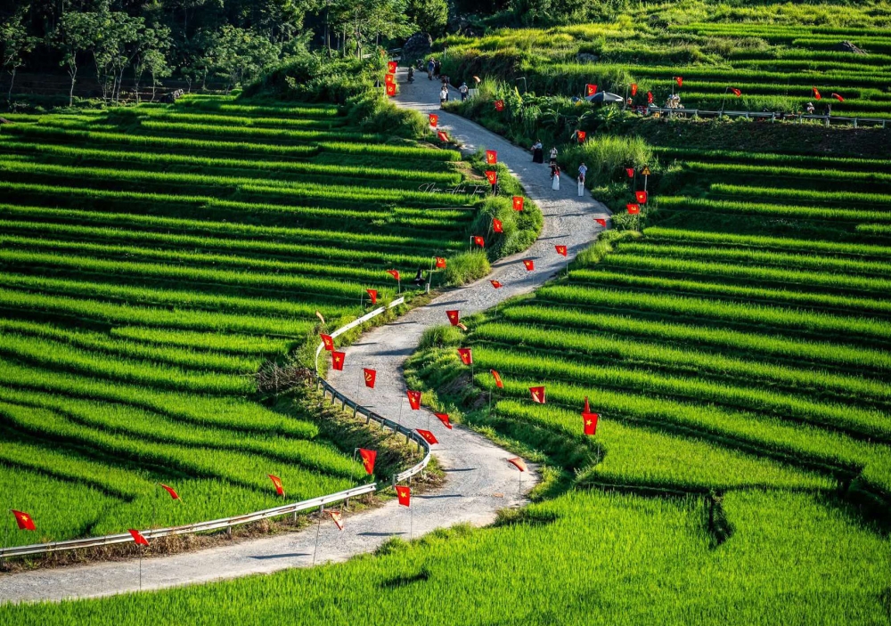 Pù Luông rực sắc cờ đỏ sao vàng hút khách du lịch