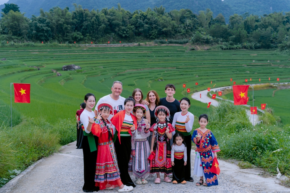 Pù Luông rực sắc cờ đỏ sao vàng hút khách du lịch