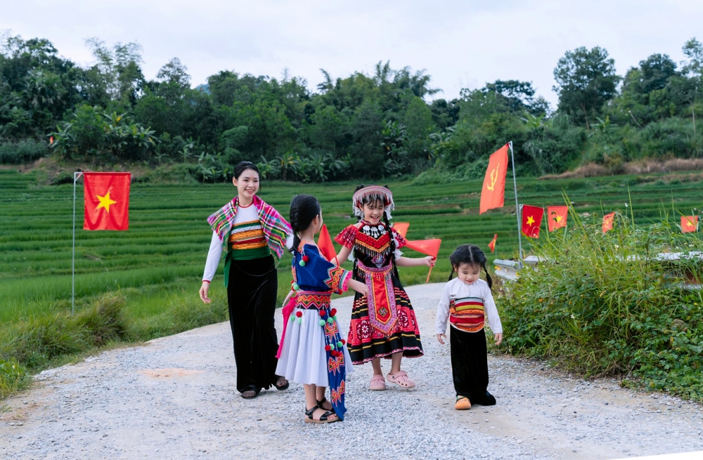 Pù Luông rực sắc cờ đỏ sao vàng hút khách du lịch