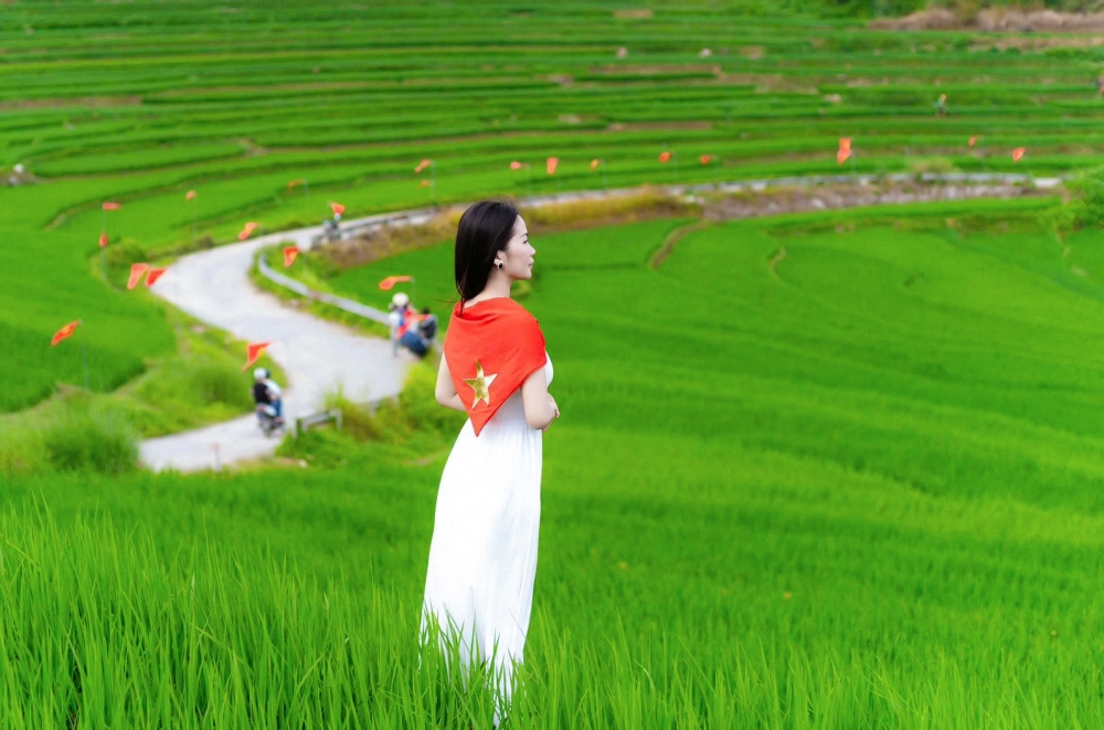 Pù Luông rực sắc cờ đỏ sao vàng hút khách du lịch