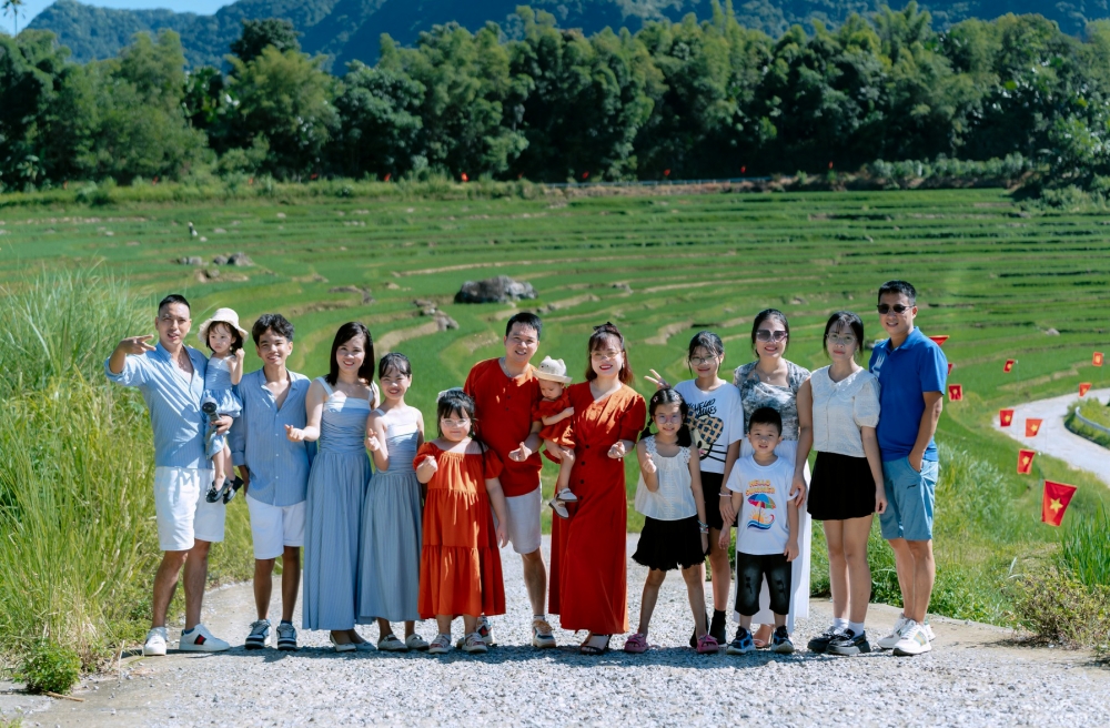 Pù Luông rực sắc cờ đỏ sao vàng hút khách du lịch